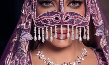 البنفسجي الملكي والبرقع المرصع.. أصالة نصري تخطف القلوب بإطلالة خليجية