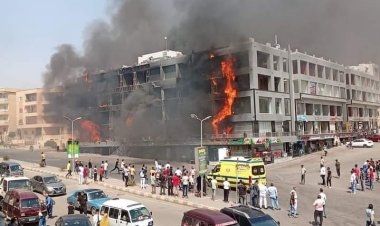 نشوب حريق هائل في مول تجاري بالعبور 