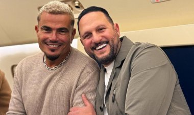 على متن طائرة خاصة.. الصديقان عمرو دياب وعماد زيادة يتجهان سويا إلى السعودية لحضور حفل Joy Awards