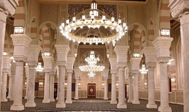 شبكة تليفزيون الحياة تذيع أول صلاة عشاء من مسجد السيدة زينب بعد إعادة تطويره