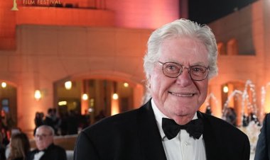 حسين فهمي في حفل ختام القاهرة السينمائي: قوة السينما في قدرتها على التوثيق وإبقاء الحقيقة حيّة