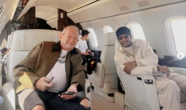 في طائرة خاصة برفقة  نجيب ساويرس.. محمد رمضان يهنئ الأقباط بعيد الميلاد