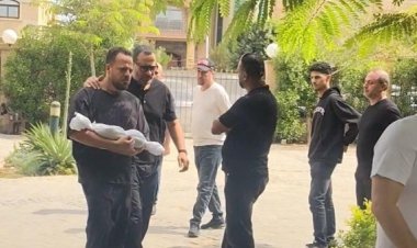 الحزن حزنان.. ماجد المصري يواسي نجله خلال تشييع جثمان حفيده