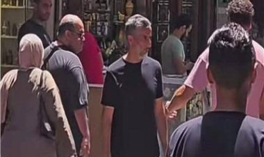 مدرب الأهلي يتجول في شوارع القاهرة ويلتقط صورا مع المارة