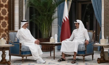 أمير قطر ووزير الخارجية الإماراتي يبحثان بين البلدين وسبل تطويرها العلاقات