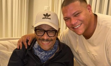 بصورة آخر عيد ميلاد له.. أحمد عبد الحميد ينعى والده: «هتفضل سيرتك حلوة في قلوب الناس»