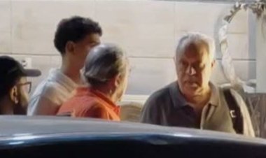 أشرف زكي ونجوم الفن يساندون محمد هنيدي أمام المستشفى بعد وفاة شقيقه الأكبر