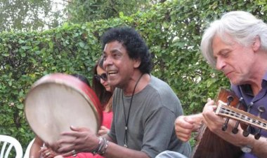 في ذكرى ميلاده.. محمد منير يوجه رسالة إلى صديقه الراحل رومان بونكا ويزور عائلته