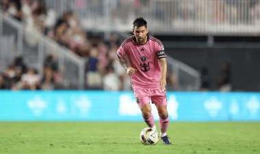 بعد غياب للإصابة شهرين.. ميسي يعود من جديد إلى الملاعب