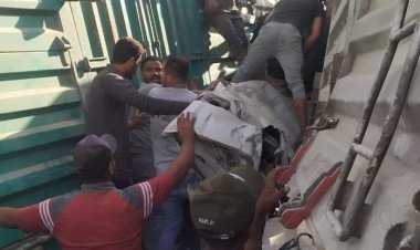 يوم الحوادث قطار يصطدم بعدد من السيارات بمزلقان في الإسكندرية (صور)