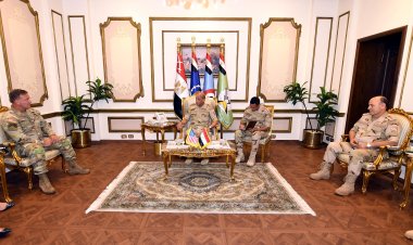 الفريق أول  محمد زكى القائد العام للقوات المسلحة وزير الدفاع والإنتاج الحربى يلتقى قائد القيادة المركزية الأمريكية