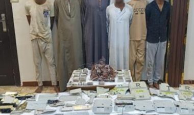 كاد يتسبب فى كارثة ..

ضبط عصابة سرقة صناديق إشارات السكة الحديد بقنا وتعطيل إشارات لمسافة 2 كم