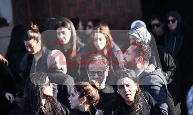 وسط مساندة أصدقائها.. انهيار مي عمر أثناء تشييع جثمان والدها