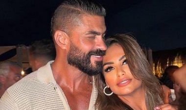 خالد سليم ينشر صورة مع زوجته ويعلق: "مفيش حد هيجي مكانك حتى لو بالـ AI"