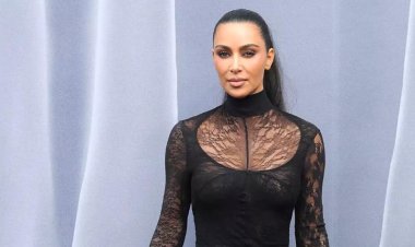 كيم كارداشيان تحضر أسبوع الموضة في باريس بفستان أسود وتثير الجدل بترك ورقة السعر معلقة