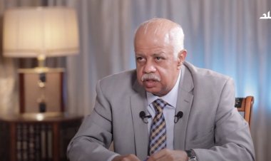 اخترق موبايله على الهواء.. مستشار الأمن السيبراني يصدم حمدي رزق