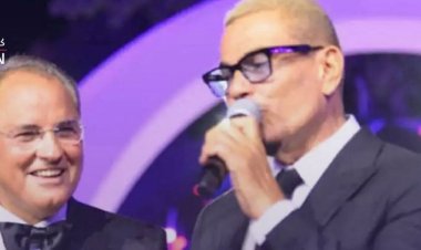 وكأنه يتذكر واقعة الصفعة.. عمرو دياب للمنتج محمد السعدي في حفل زفاف ابنته: اليوم عدى على خير