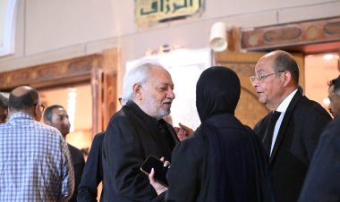 في مقدمتهم رئيس الوزراء الأسبق.. سياسيون وإعلاميون في عزاء زوجة الكاتب الصحفي محمد مصطفى شردي