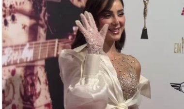 بسمة بوسيل تتألق بفستان لامع في مهرجان إيمي غالا 2025