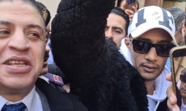 «بنحبك يامضان»...  المعجبون يحتشدون حول محمد رمضان في محكمة جنوب الجيزة | صور