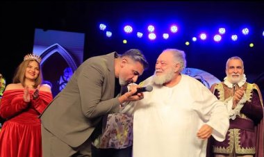 ياسر جلال يقبل يد يحيى الفخراني بعد «الملك لير»: درس في فن التمثيل