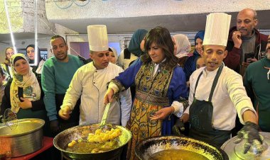 «بتقور كوسة»..  السفيرة نبيلة مكرم عبيد تشارك في تجهيزات حفل إفطار المطرية