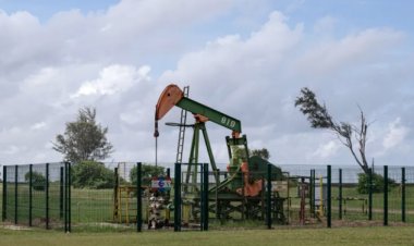 النفط يرتفع مع تقلص مخزونات الخام الأمريكية وآمال خفض الفائدة