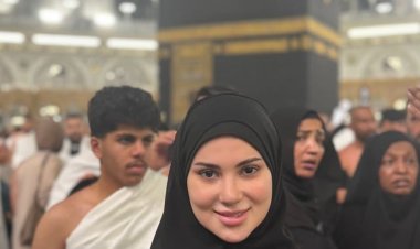 بين الطمأنينة والخشوع.. هدى الإتربي توثق لحظات خاصة من أمام الكعبة