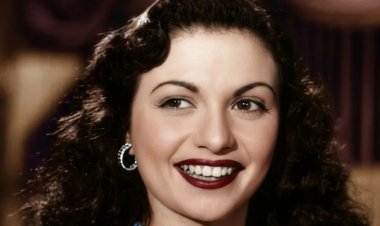 رحيل الراقصة والممثلة اليونانية الأصل كيتي فوتساتي عن عمر 96 عامًا