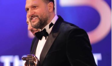 أثناء استلامه جائزة أحسن ممثل .. عماد زيادة يعيش لحظات تساوى سنوات من عمره