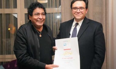 لتسليمه تكريم «يوم الثقافة المصرية».. «هنو» يزور الفنان محمد منير في منزله