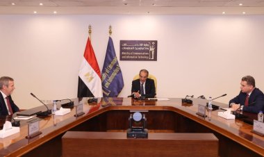 وزير الاتصالات يبحث مع رئيس مجموعة فودافون خطط الشركة التوسعية فى مصر