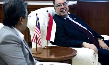 سفير مصر بماليزيا يلتقي بوزير السلع والزراعات الماليزي لبحث التعاون