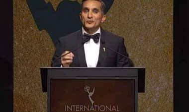 بعد مغادرة بيكيه قمة Bridge.. باسم يوسف يمازح الحضور: العديد من معجبي شاكيرا هنا