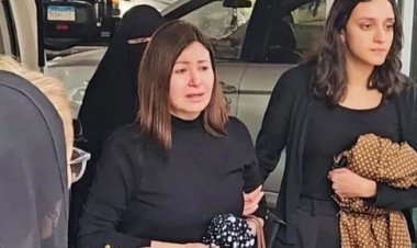 انهيار دينا رامز في جنازة والدتها وطارق علام يحمل نعشها (صور)