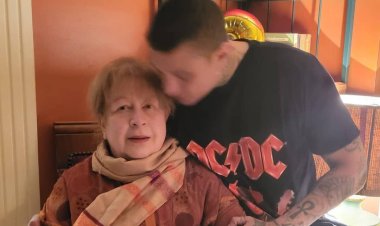 أحمد الفيشاوي يعود إلى مصر لحضور عزاء والدته سمية الألفي بعد غيابه عن الجنازة