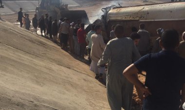 جثة السائق تفحمت.. انقلاب سيارة نقل واشتعال النيران بها على الطريق الصحراوي الغربي