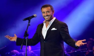 أعز الولد.. كاظم الساهر مع ابنه وسام وحفيدته سنا فى كواليس حفله بدبى "صورة"