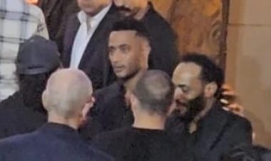 علاء وجمال مبارك في مقدمة الحضور لتقديم العزاء لمحمد رمضان في وفاة والده