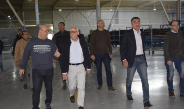 محافظ بورسعيد يتفقد خط إنتاج « تصنيع الإطارات الصلبة» بأحد المصانع بجنوب بورسعيد