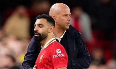 توتر بين محمد صلاح ومدربه آرني سلوت بعد مباراة ليفربول وفرانكفورت