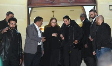 الحزن يسيطر على الفنانة شيرين في عزاء شقيقها