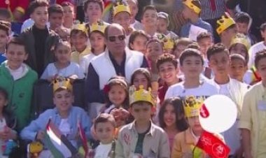 عاجل… الرئيس السيسي يتلقط صورة تذكارية وسط الأطفال باحتفالية عيد الفطر المبارك