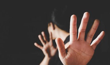 مسن وابنه يحتجزان شاباً ويجبرانه على توقيع إيصالات أمانة بالسلام