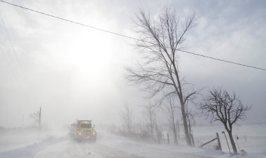 إغلاق الطرق وتأجيل الرحلات في سييرا نيفادا بسبب عاصفة ثلجية