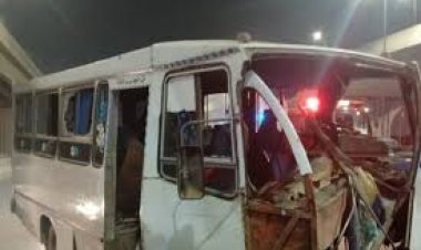 عاجل.. إصابة 16 عاملا فى حادث اصطدام مينى باص بسور دائرى الهرم