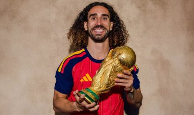 وشم لمدرب إسبانيا.. كوكوريلا يفي بوعده بعد التتويج بكأس العالم