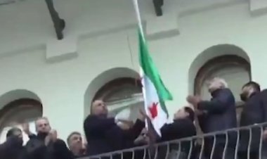 بعد رحيل الأسد... شاهد علم سوريا الجديد