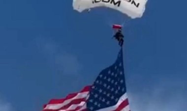 بسبب الرياح.. الكاميرات توثق إنقاذ مظلي بعد اصطدامه بشاشة عرض داخل ملعب أمريكي