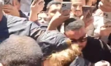 وصول جثمان والد منة شلبي لمسجد الفاروق بالمعادي